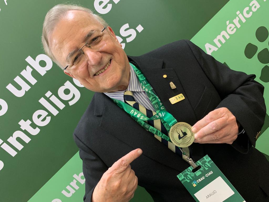 Professor aposentado da Unicentro recebe a mais alta honraria da Sociedade Brasileira de Arborização Urbana