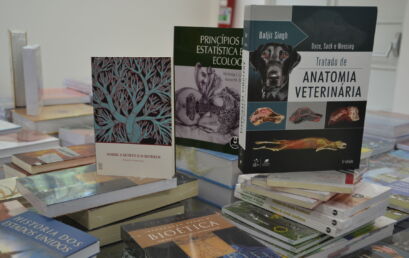 Reitoria da Unicentro investe R$ 215 mil em livros para acervo das bibliotecas universitárias