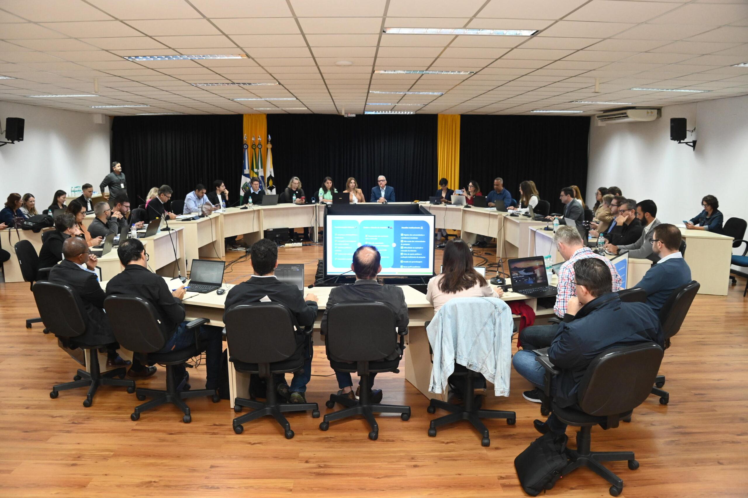 Unicentro sedia reunião sobre encomendas governamentais do ensino superior
