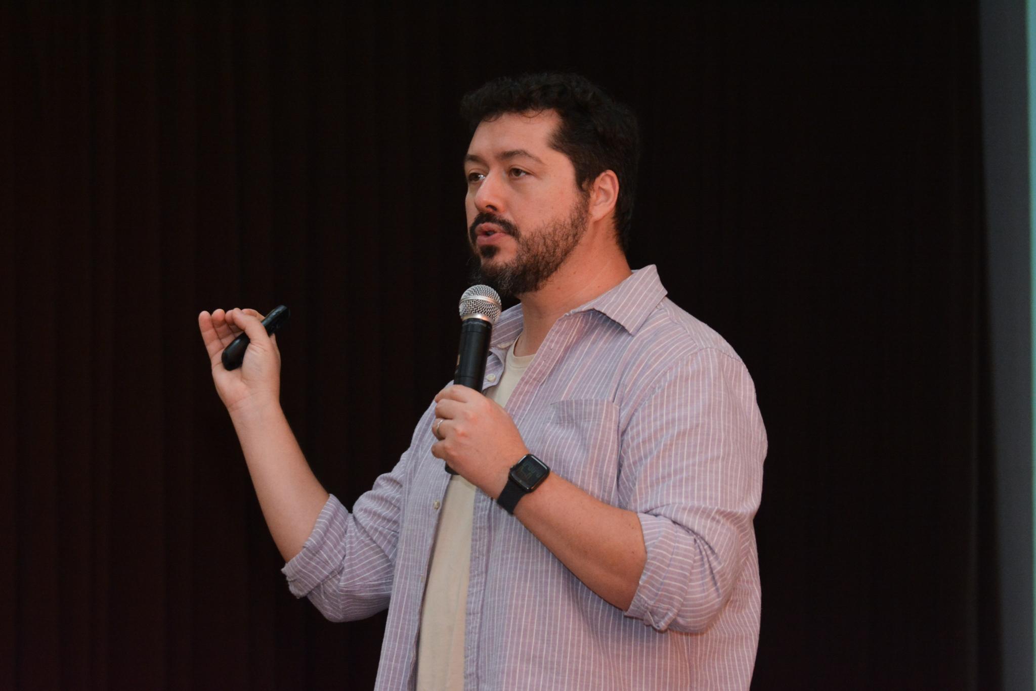 Biólogo Atila Iamarino fala sobre mudanças climáticas em palestra no Câmpus de Irati da Unicentro