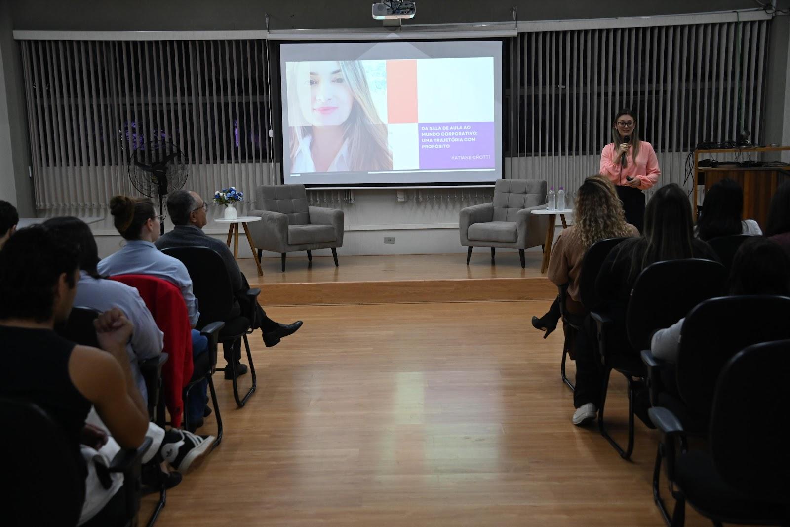 Aula Inaugural de Secretariado Executivo recebe alunos para o novo ano letivo 