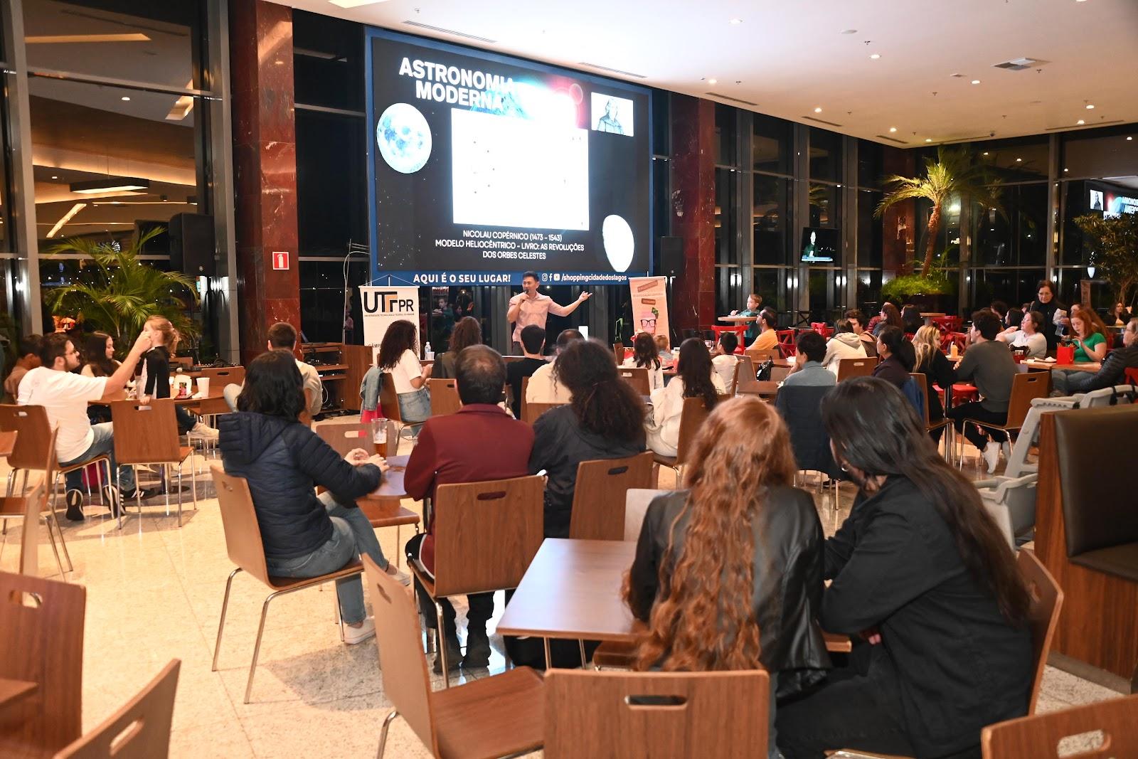 Pré-evento do Pint of Science leva ciência ao Shopping Cidade dos Lagos com planetário e palestra sobre o Universo