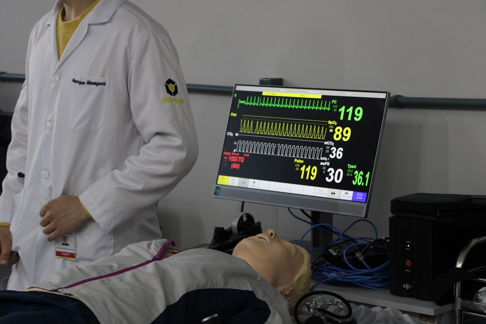Alunos de Medicina da Unicentro realizam avaliação prática e se preparam para o internato