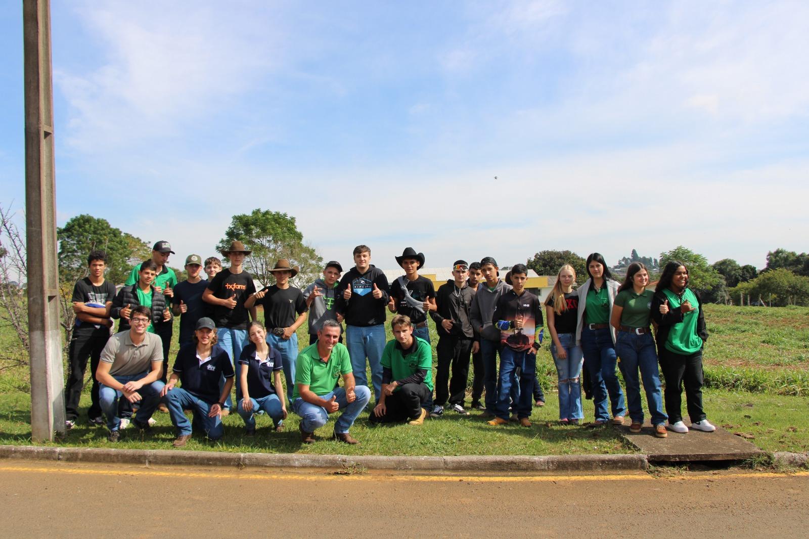 Unicentro recebe visita de alunos de Cândido de Abreu pelo Circuito de Inovação do InovaLab