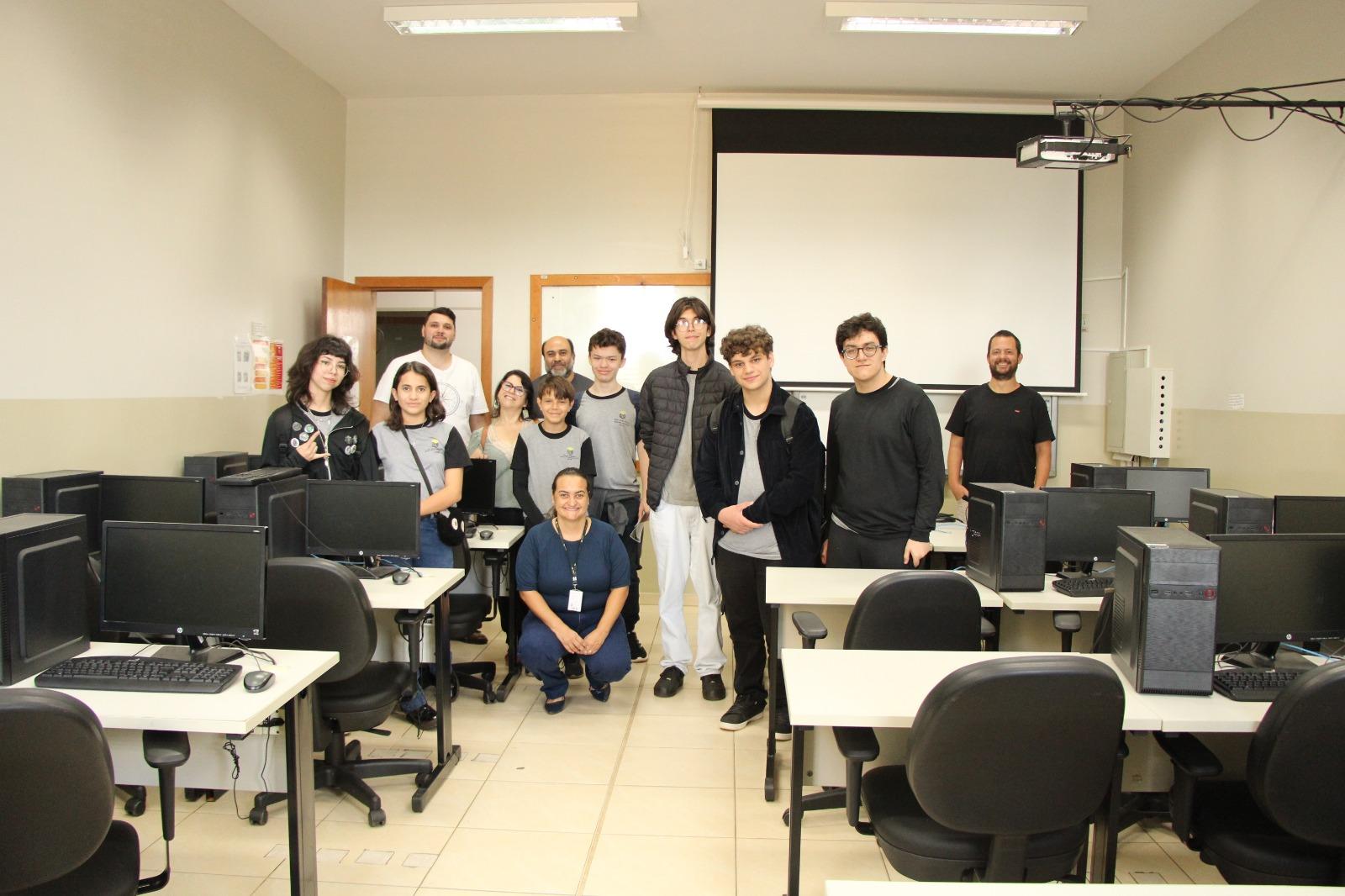 Cedeteg recebe alunos de Turvo para colaboração em projetos tecnológicos e ambientais