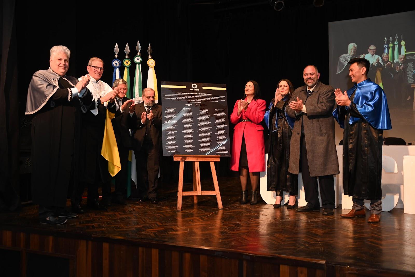 Unicentro celebra 55 anos do ensino superior em Guarapuava e homenageia servidores em sessão solene