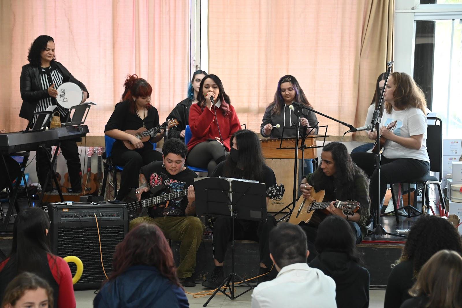 Estudantes de Arte realizam roda musical interativa aberta ao público