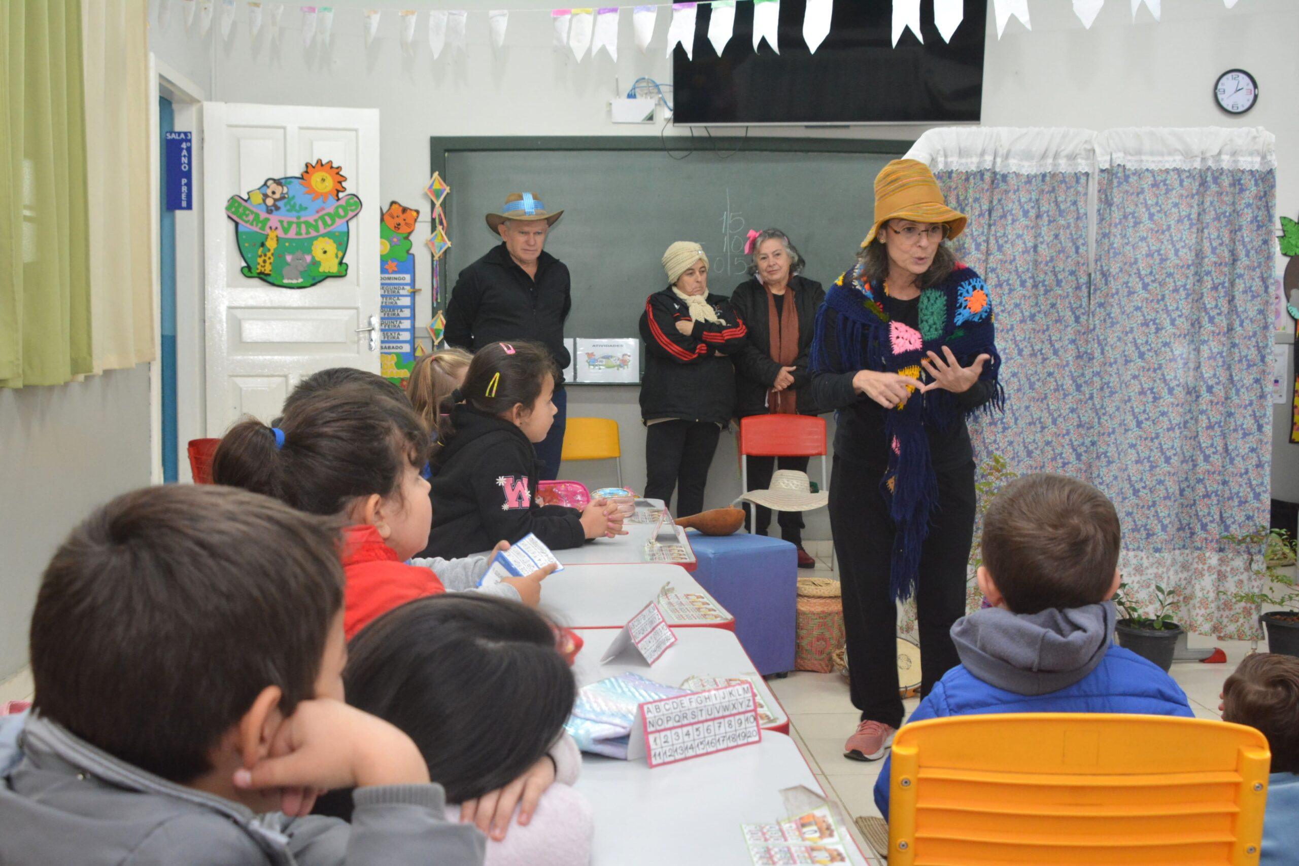 Alunas da Uati e da graduação da Unicentro realizam contação de histórias em escola de Irati