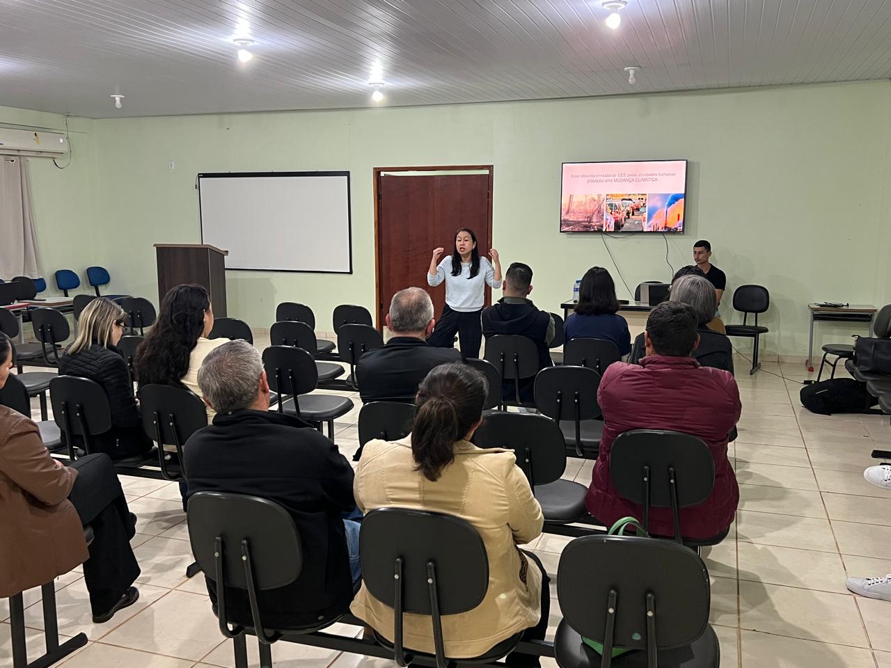 Pós-Graduação em Ensino de Ciências Naturais e Matemática leva formação continuada a professores de Santa Maria do Oeste