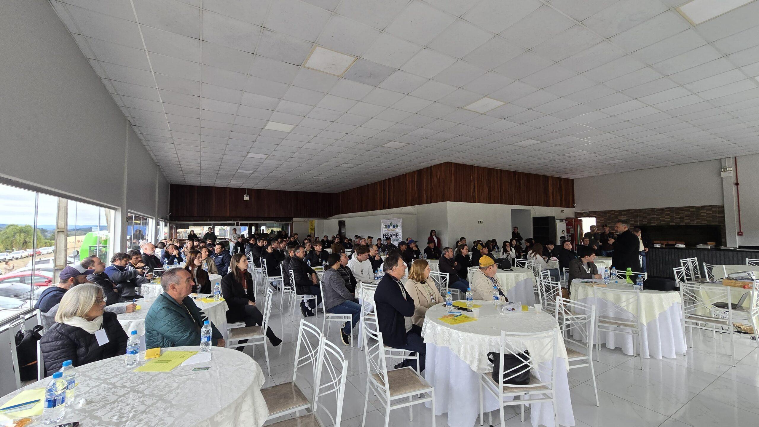 Evento em Prudentópolis debate desafios e oportunidades para a apicultura da região