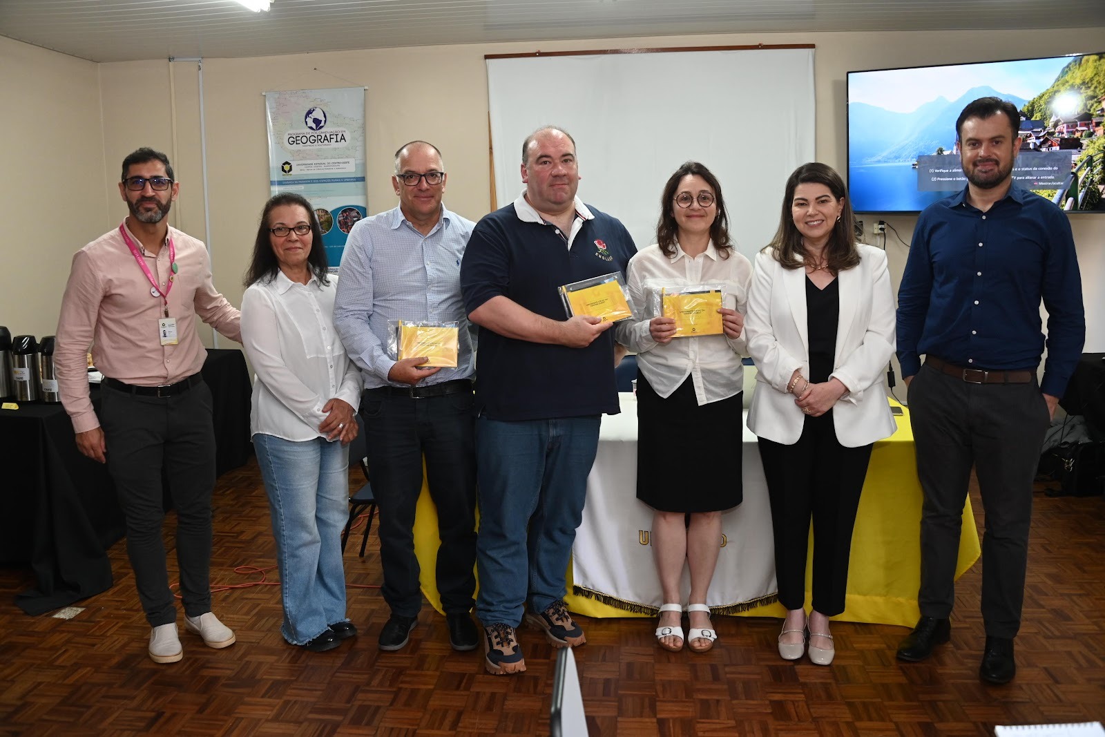 Unicentro recebe comitiva francesa e amplia debate sobre formação e certificação profissional Unicentro recebe comitiva francesa e amplia debate sobre formação e certificação profissional