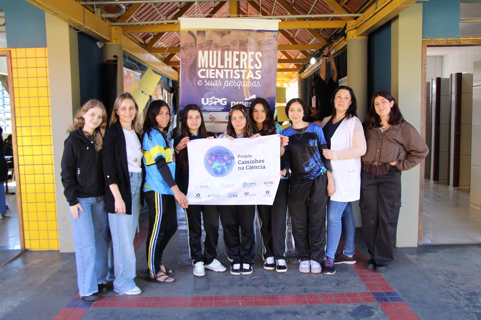 Exposição no Colégio Bibiana Bitencourt destaca impacto de mulheres cientistas