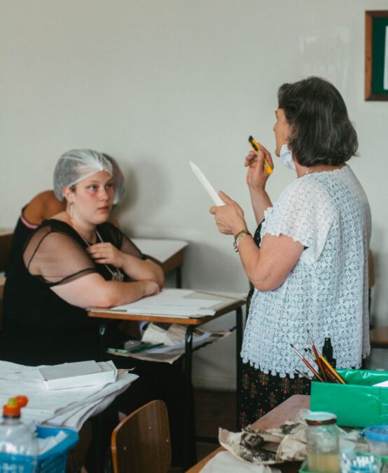 [2022] Oficina de restauro de documentos impressos e fotografias ministrada pela professora Dra. Terezinha Saldanha do Departamento de História da UNICENTRO.