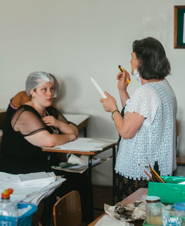 [2022] Oficina de restauro de documentos impressos e fotografias ministrada pela professora Dra. Terezinha Saldanha do Departamento de História da UNICENTRO.