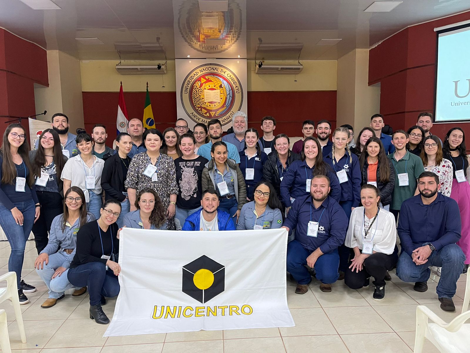 Estudantes da Unicentro apresentam pesquisas em universidade paraguaia