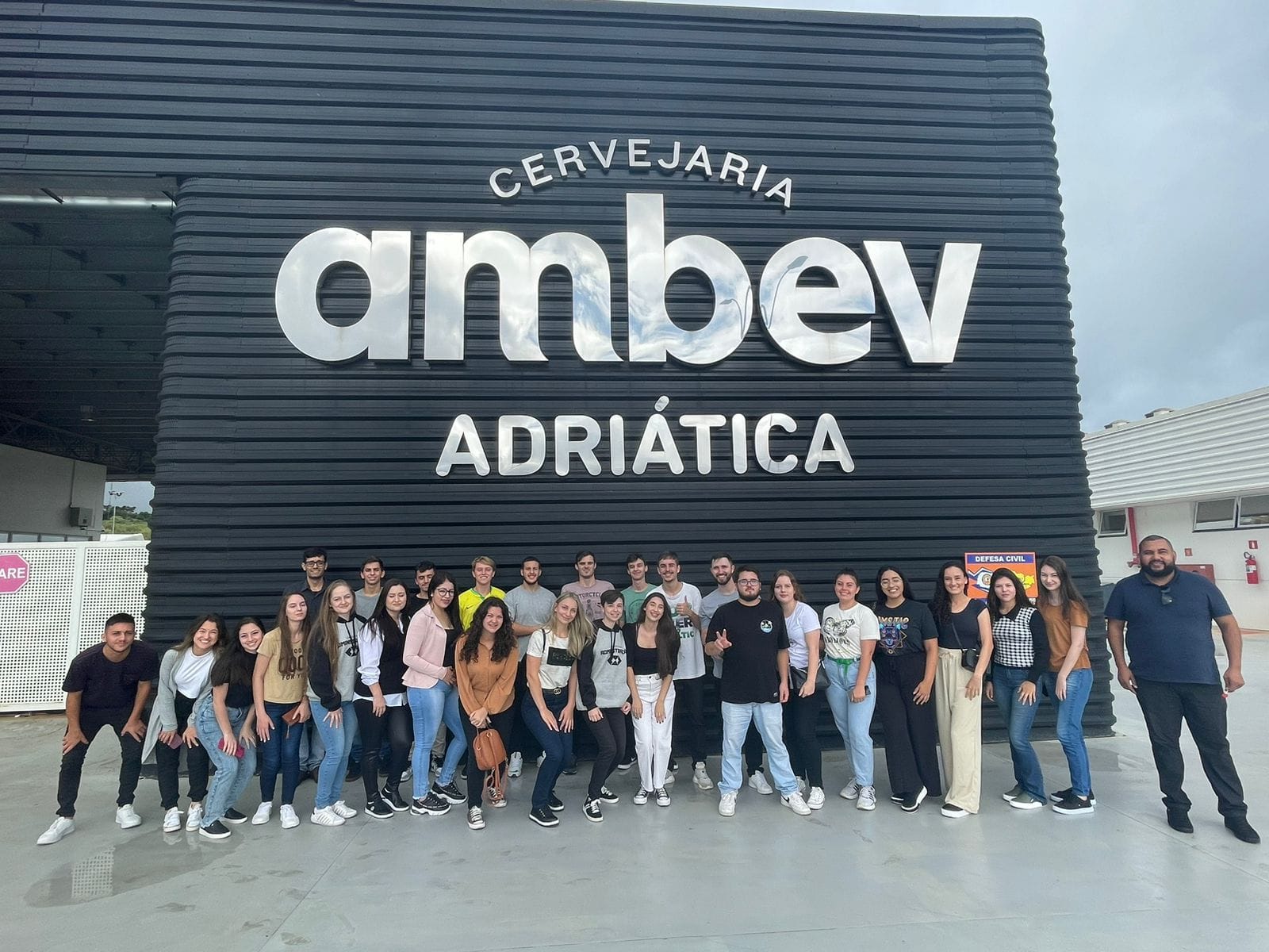 Alunos de Administração fazem visita técnica à fábrica da Ambev, em Ponta Grossa