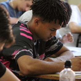 Estudante concentrado durante a prova do PAC 2023